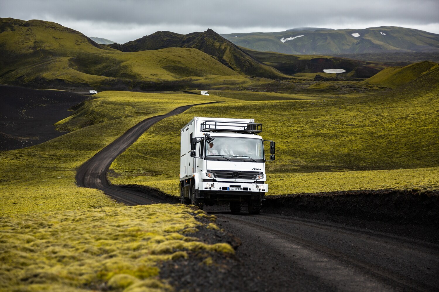Drei Expeditionsfahrzeuge der Firma Bliss Mobil in einer isländischen Landschaft