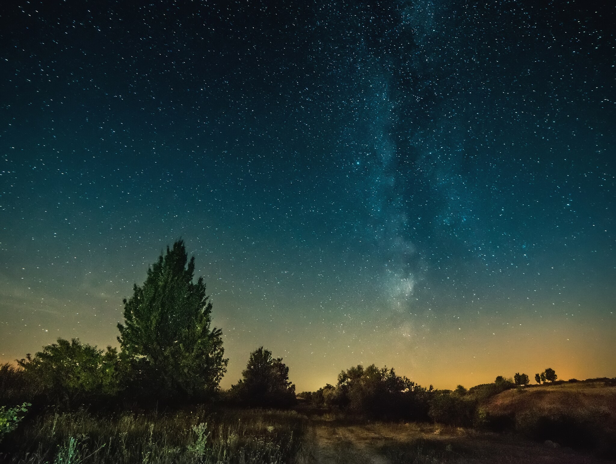 Milchstraße über einer ebenen Landschaft.
