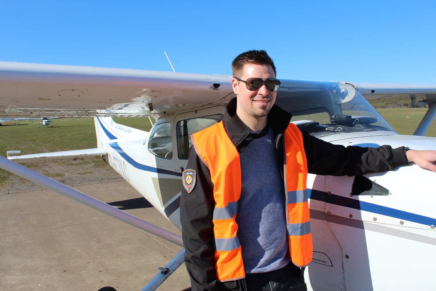 Pilot Jonas vor seinem Fluggerät, der Cessna 172.