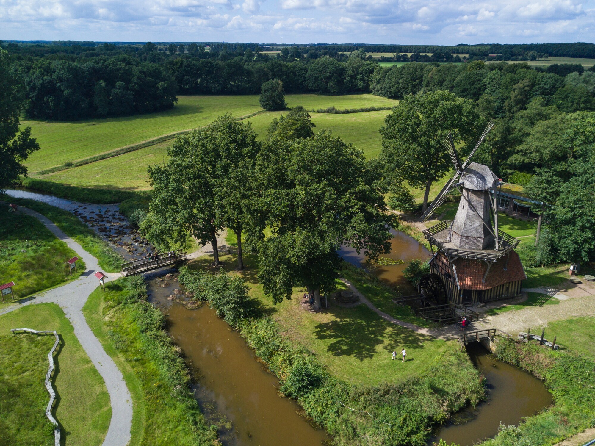 Luftaufnahme der Hüvener Mühle und Umgebung.
