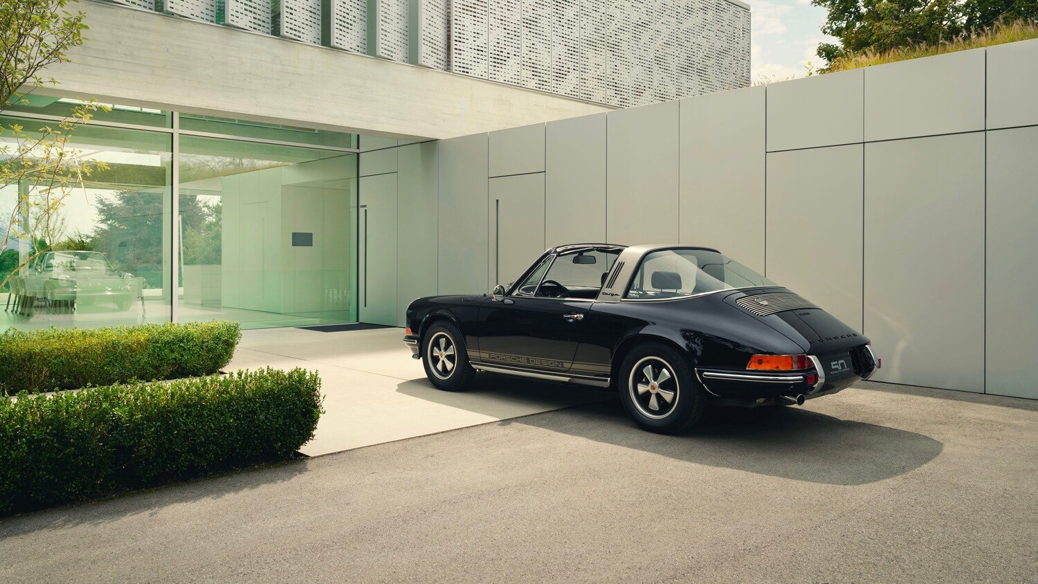 Ein schwarzer Porsche 911 Targa.