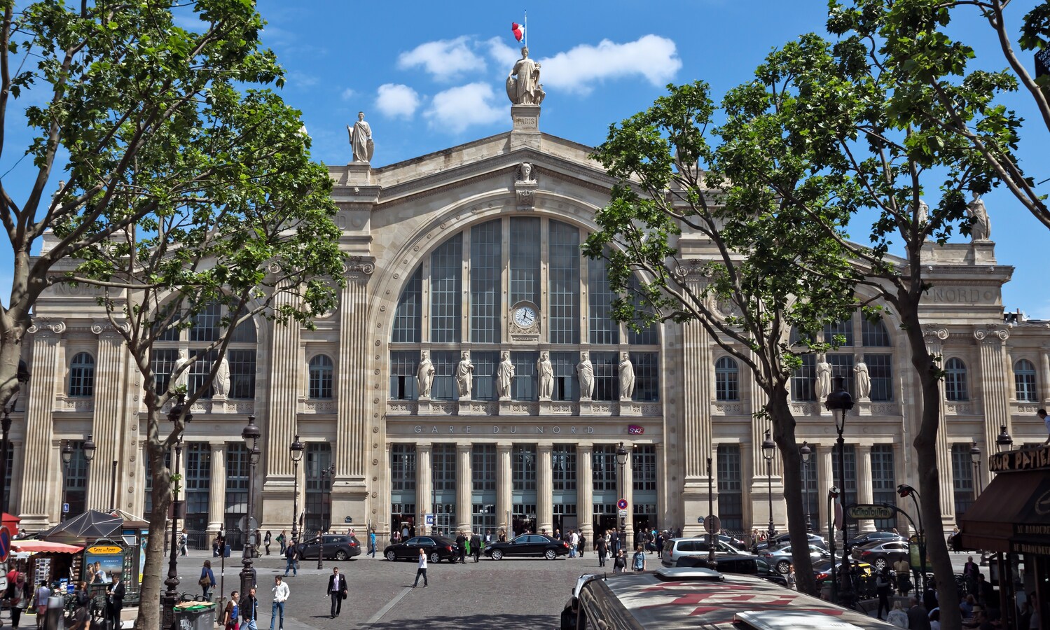 Mit acht Frauenstatuen verzierte Fassade des Bahnhofsgebäudes Gare du Nord. Mit acht Frauenstatuen verzierte Fassade des Bahnhofsgebäudes Gare du Nord.