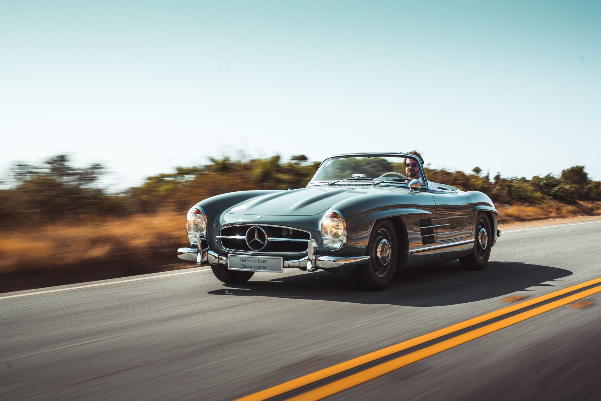 Mercedes-Benz 300SL auf einer Straße.