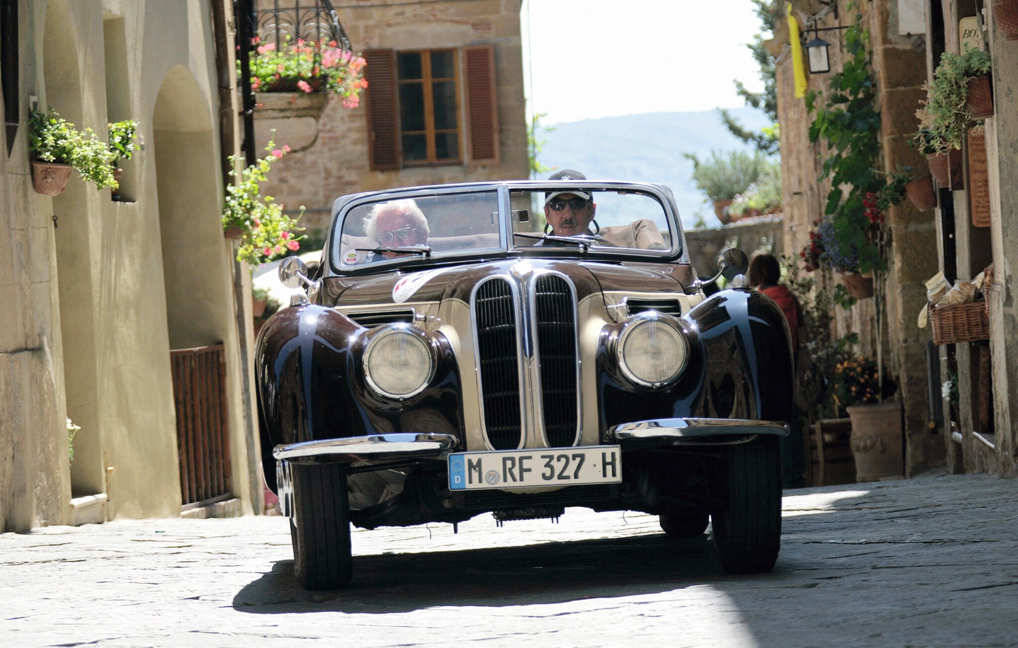 Ein BMW 327 auf einer Oldtimer-Rally. Ein BMW 327 auf einer Oldtimer-Rally.