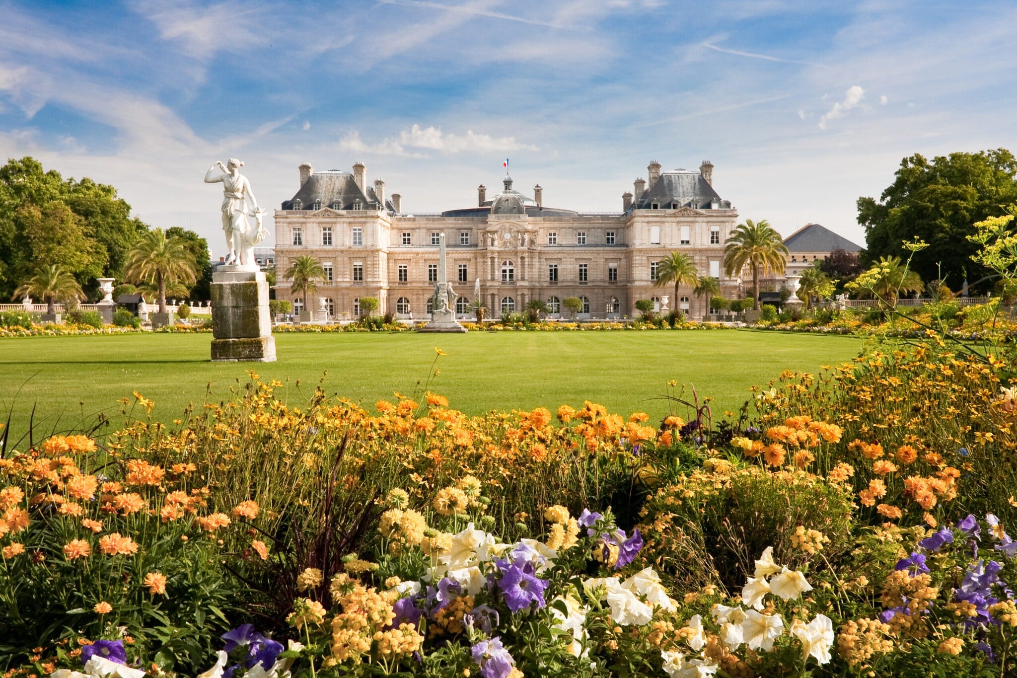 Bunte Blumen und eine Grasfläche vor dem Palais du Luxembourg. Bunte Blumen und eine Grasfläche vor dem Palais du Luxembourg.