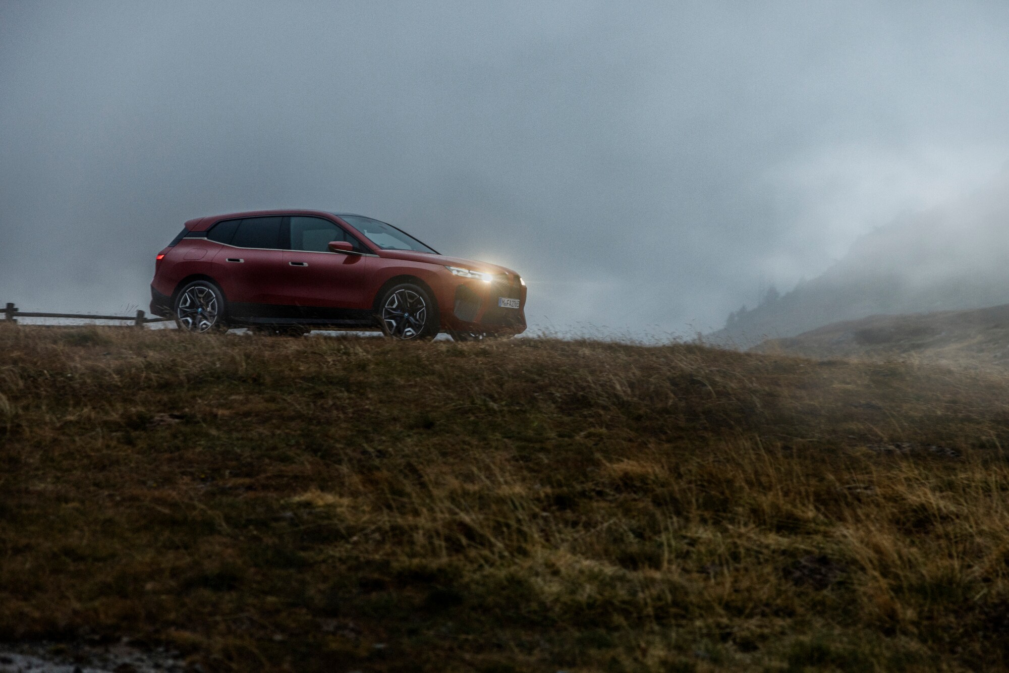 Ein roter BMW steht im Gelände