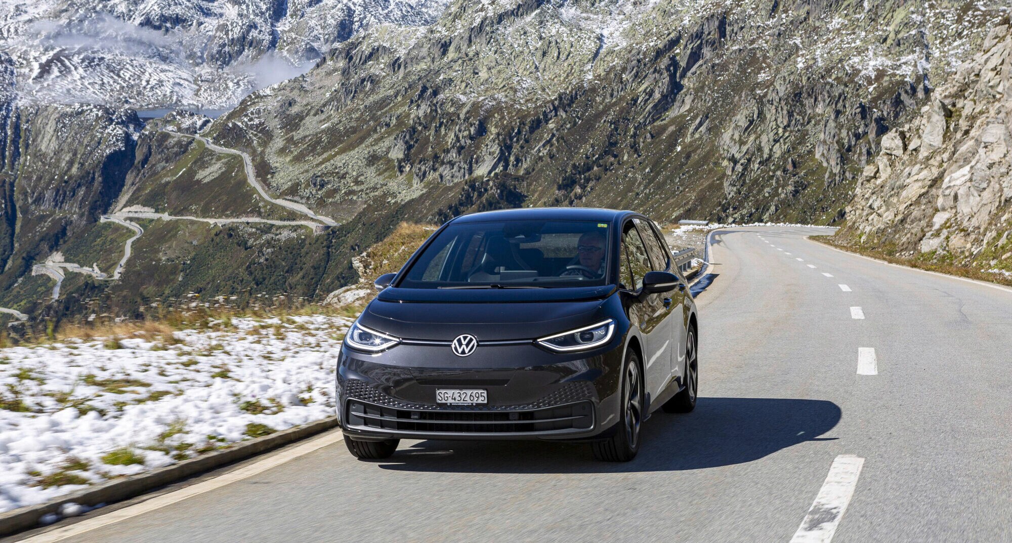Ein VW iD.3 auf einer Paßstraße Ein VW iD.3 auf einer Paßstraße