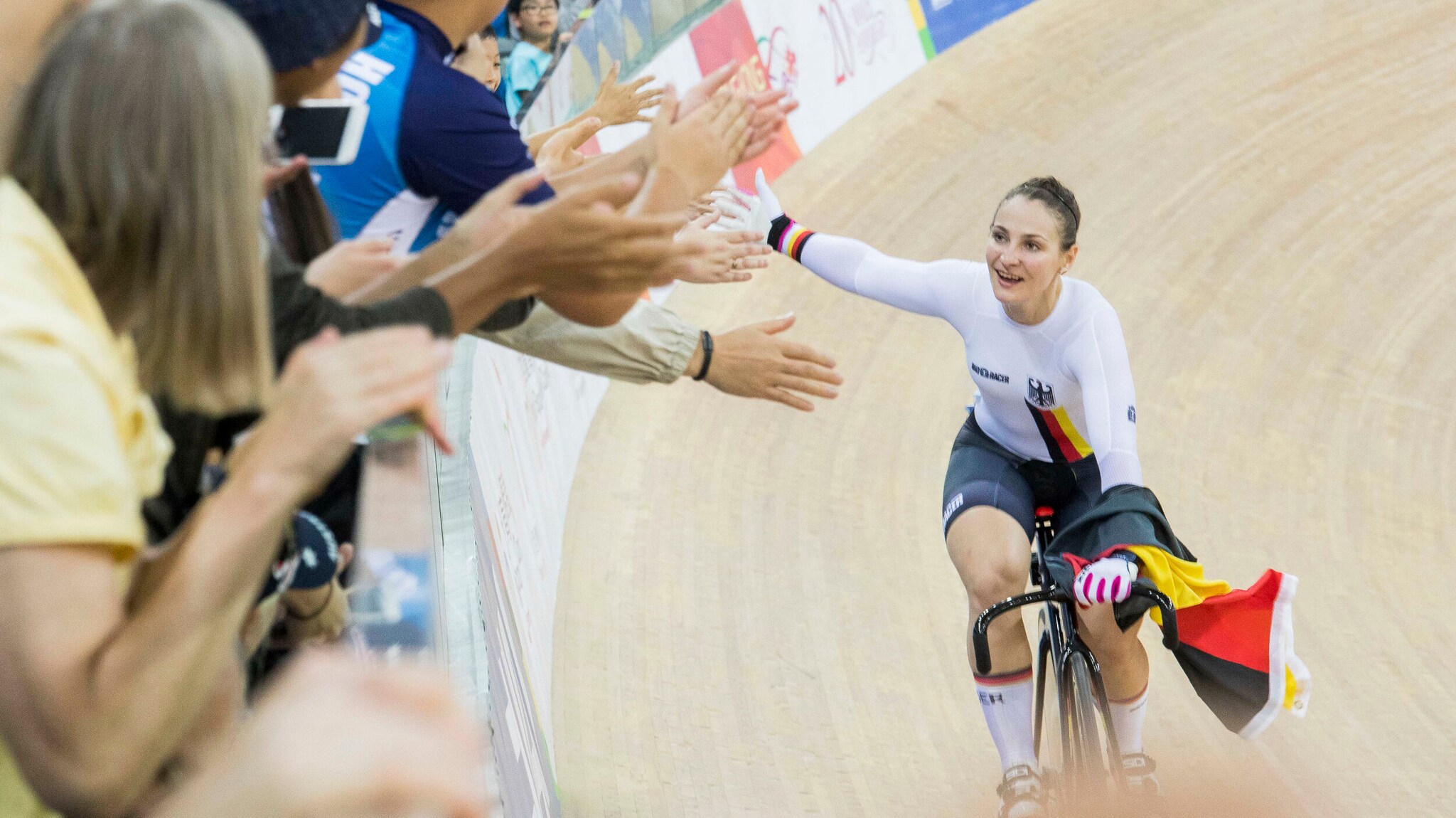 Eine Radfahrerin jubelt nach einem Wettkampf