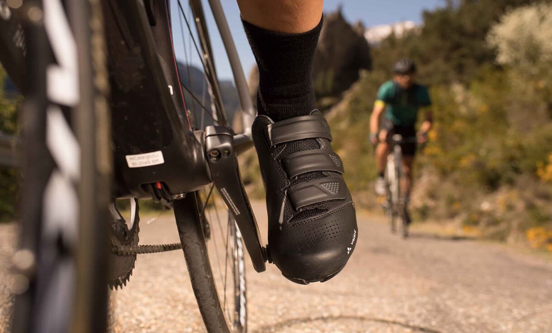 Blick auf den Schuh eines Radfahrers