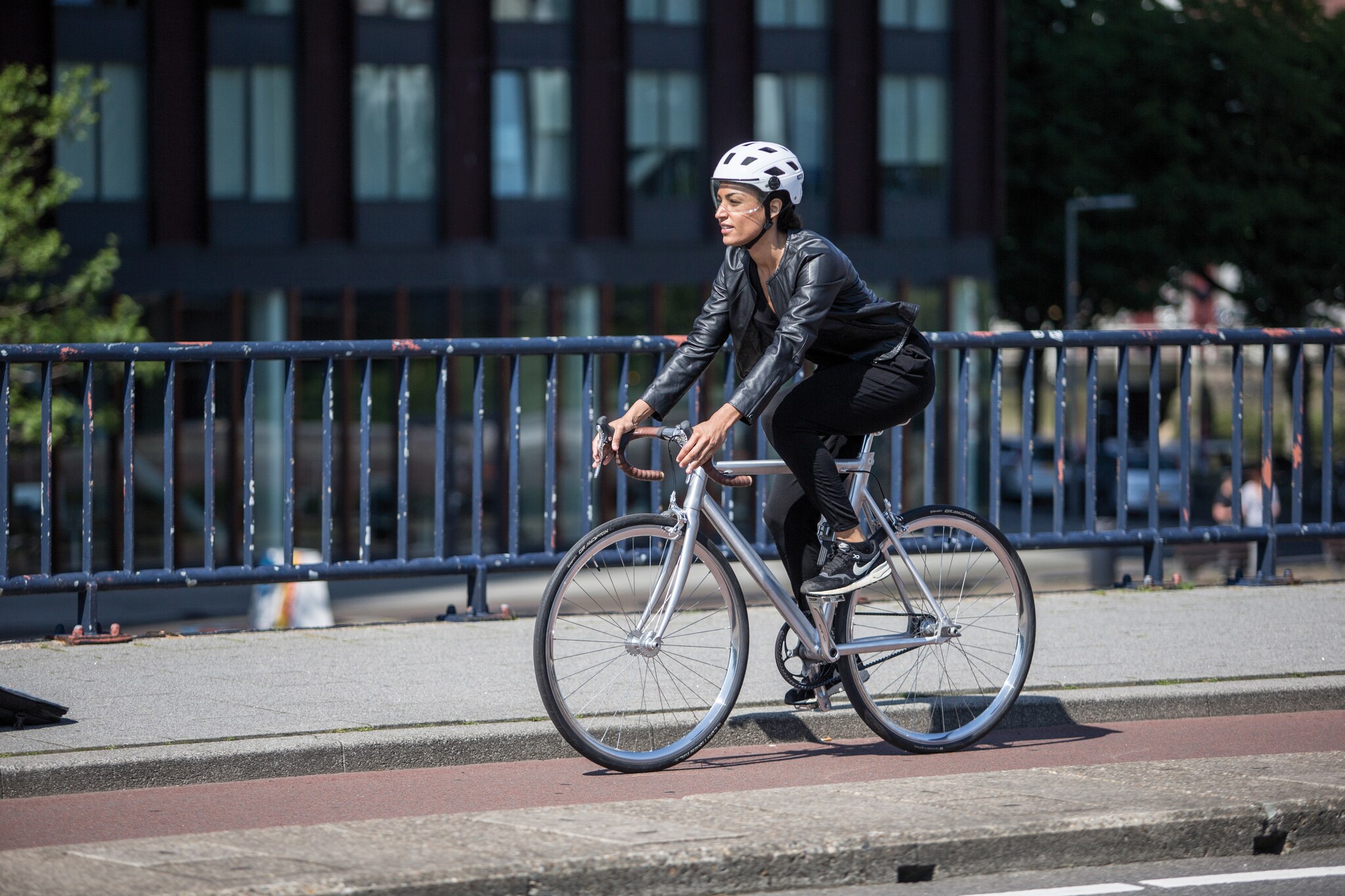 Eine junge Frau radelt durch die Stadt.
