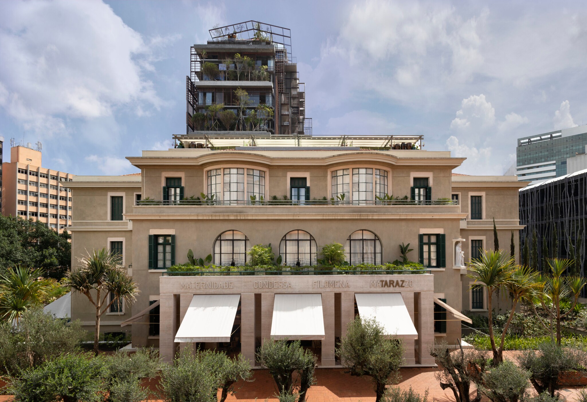 Außenansicht des Rosewood Hotels in São Paulo mit Blick auf die Terrasse