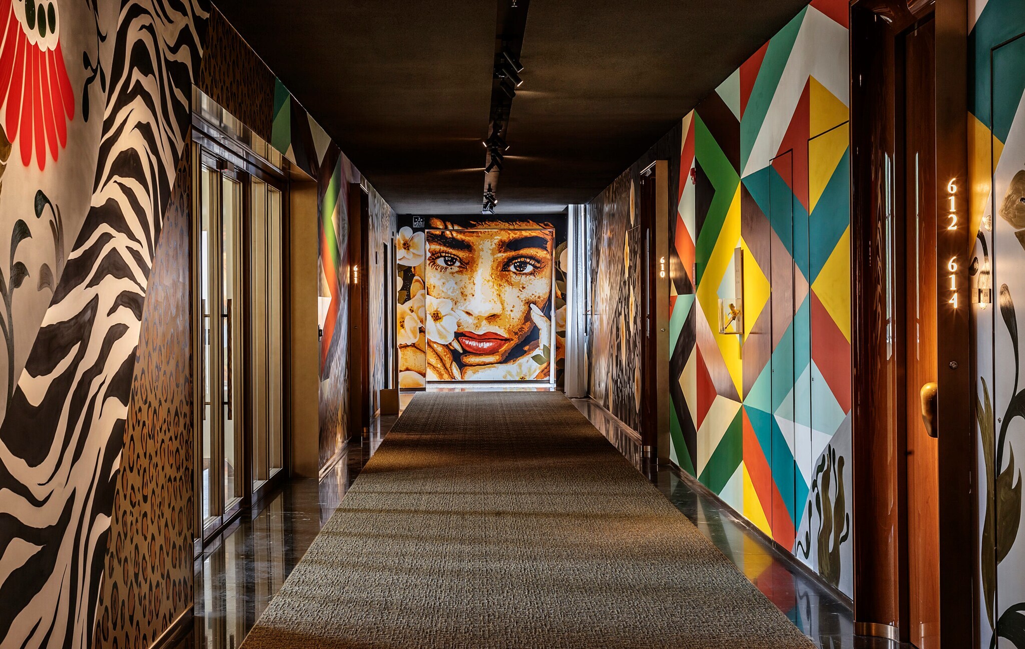 Ein kunstvoll gestalteter Korridor des Hotels