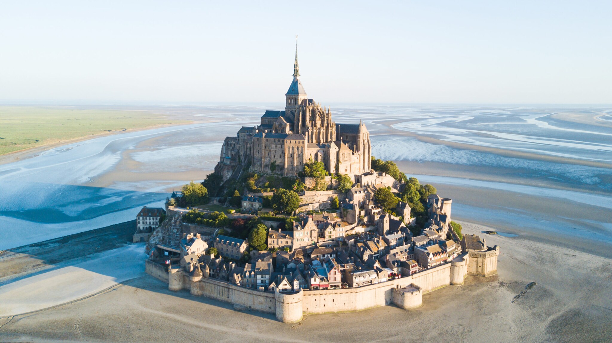 Die Klosterinsel Le Mont-Saint-Michel liegt mitten im Wattenmeer in der Normandie.