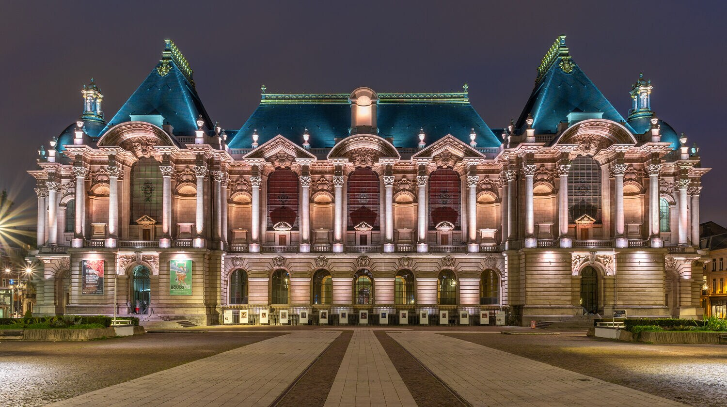 Das beleuchtete Palais des Beaux-Arts in Lille.