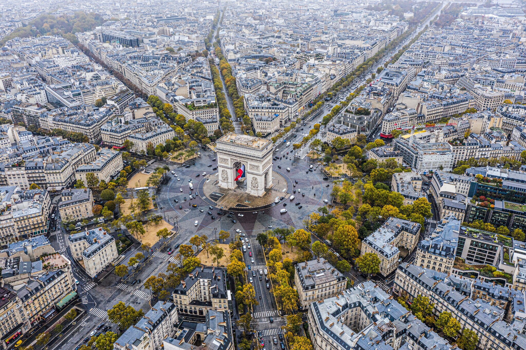 Der Arc de Triomphe von der Luft aus fotografiert.