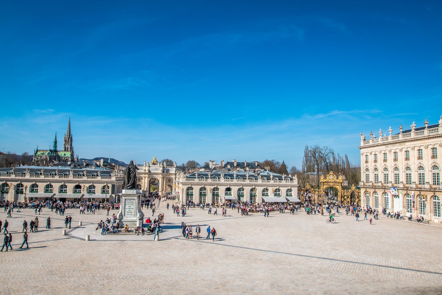 Der Place Stanislas in Nancy bei wolkenlosem Himmel.