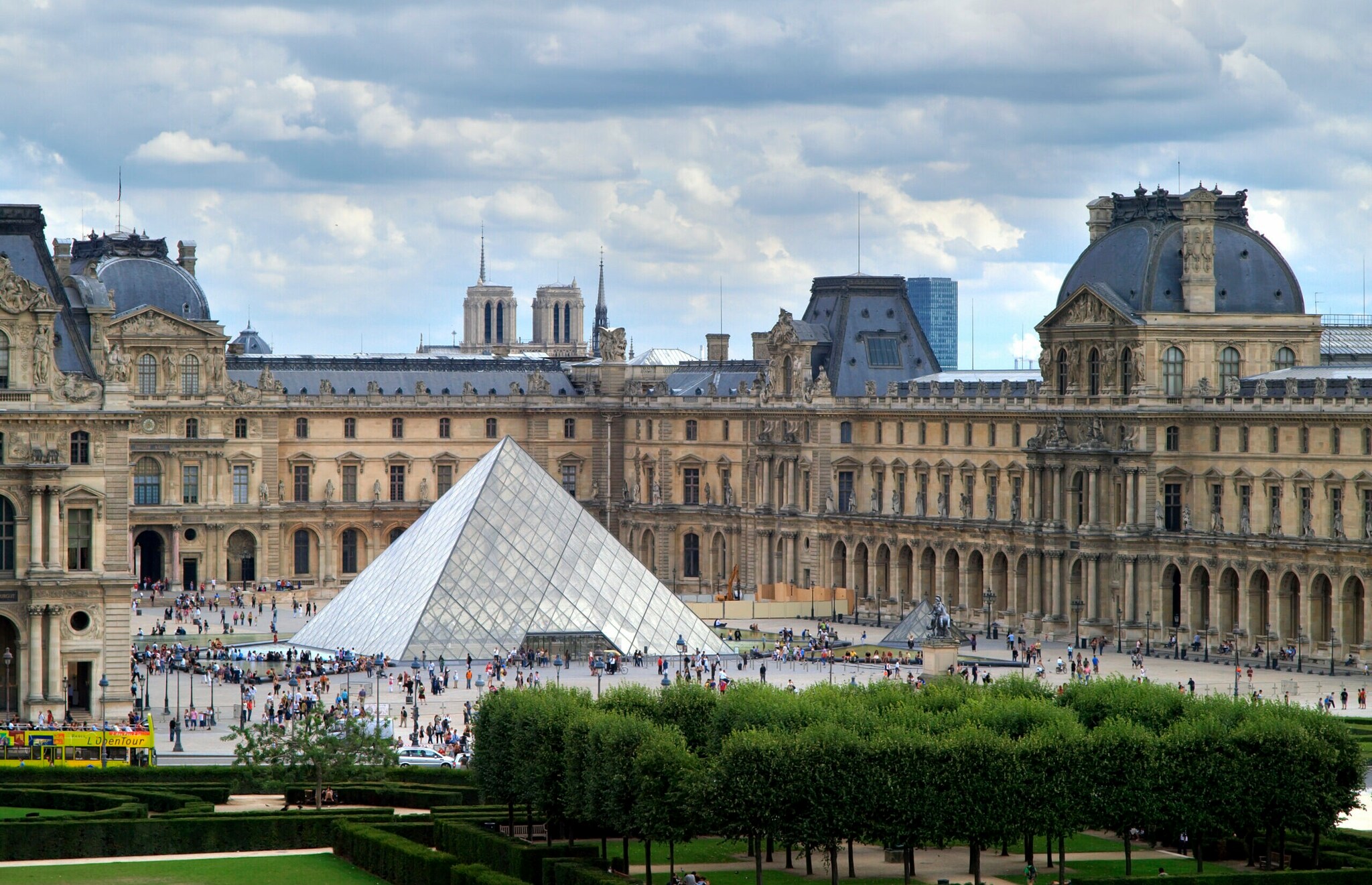 Das Glasdach in Pyramidenform des Museums Louvre in Paris.