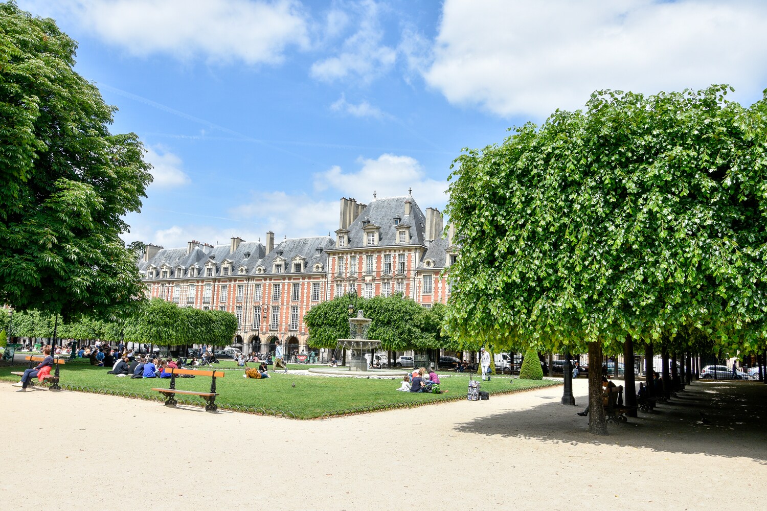 Der Place des Vosges in Paris bei sonnigem Wetter. Der Place des Vosges in Paris bei sonnigem Wetter.