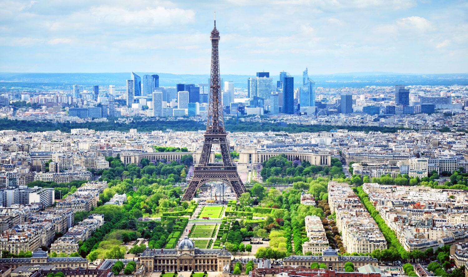 Der Eiffelturm in Paris aus der Vogelperspektive. Der Eiffelturm in Paris aus der Vogelperspektive.