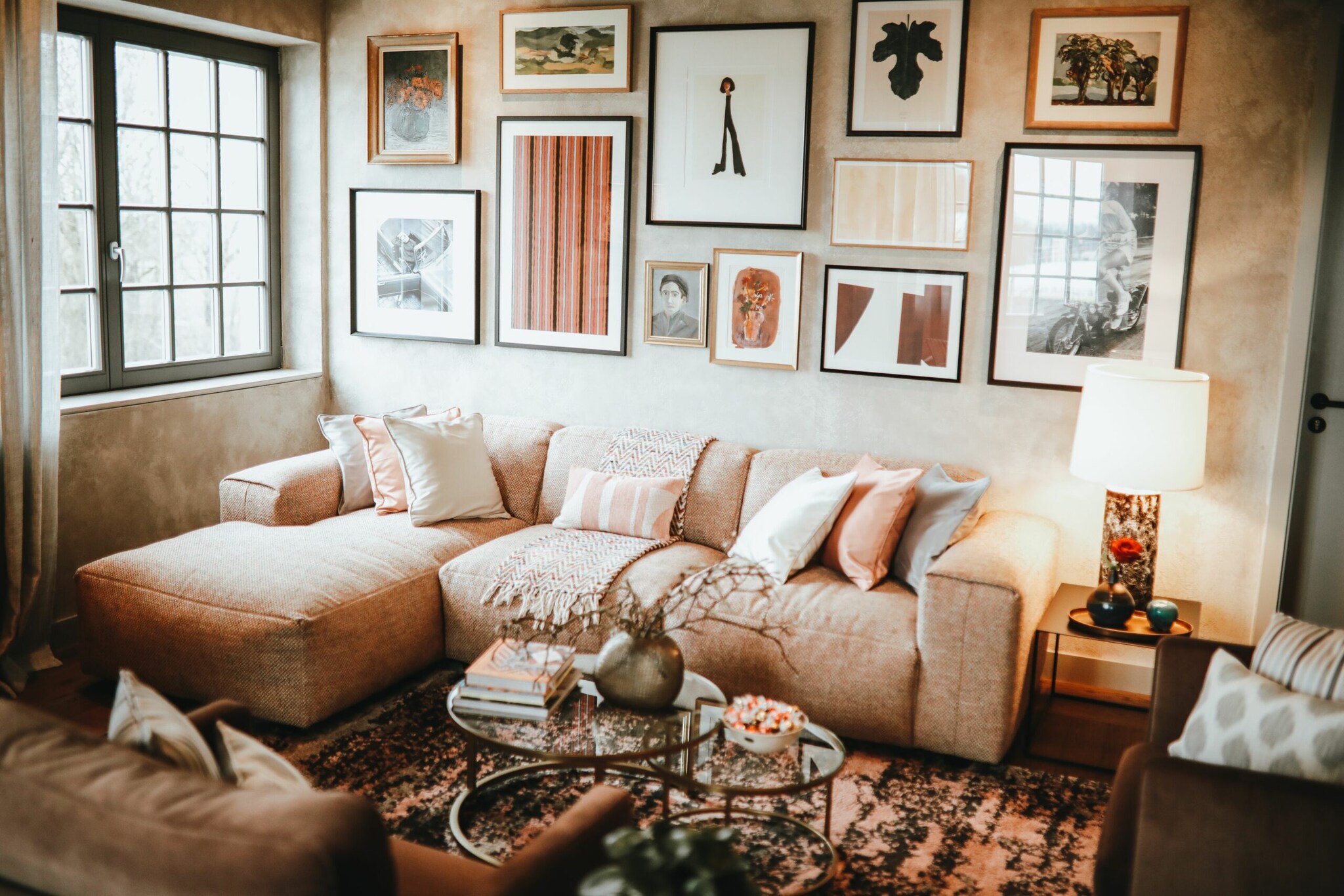 Eine gemütliche und stilvolle Personal Shopping-Suite mit Sofa und Sitzgelegenheiten.