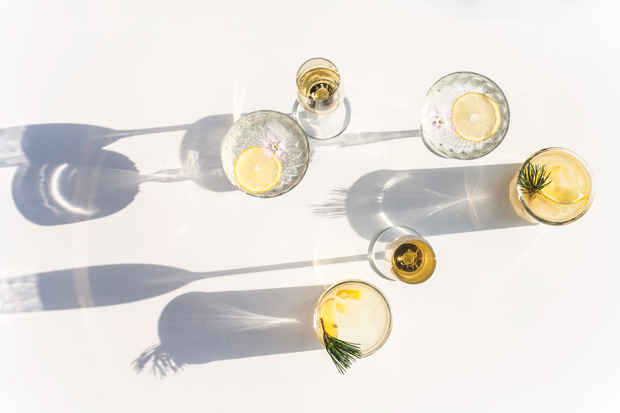 Ein paar Gläser mit Inhalt von oben fotografiert