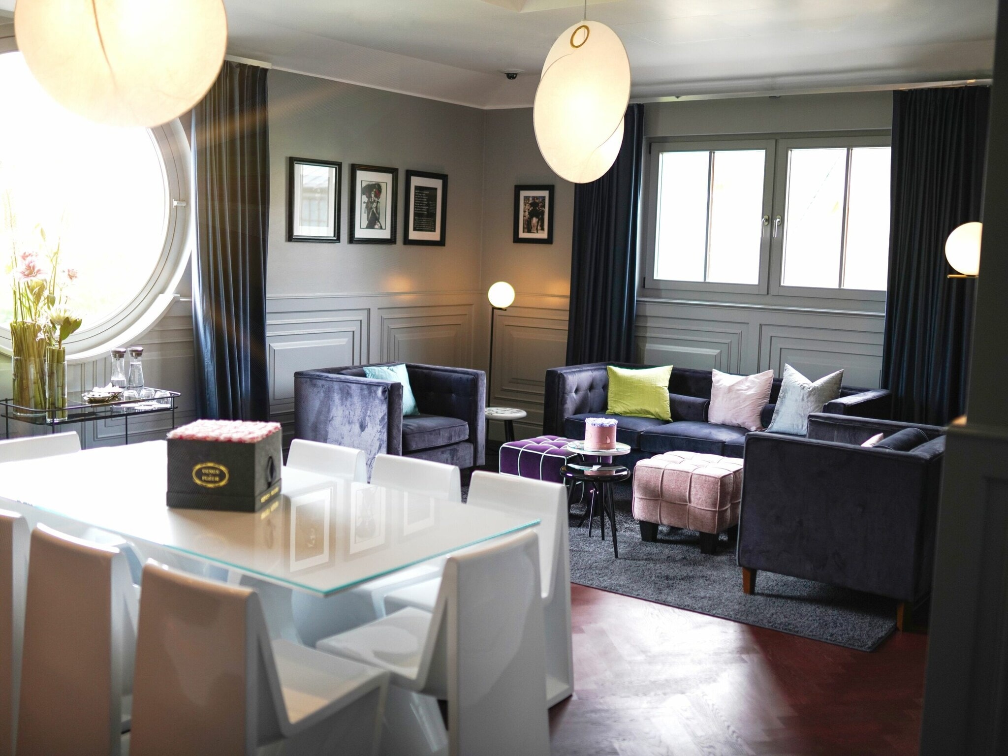 Eine luxuriöse private Shopping-Suite mit Designermöbeln in wohnlichem Ambiente. Eine luxuriöse private Shopping-Suite mit Designermöbeln in wohnlichem Ambiente.