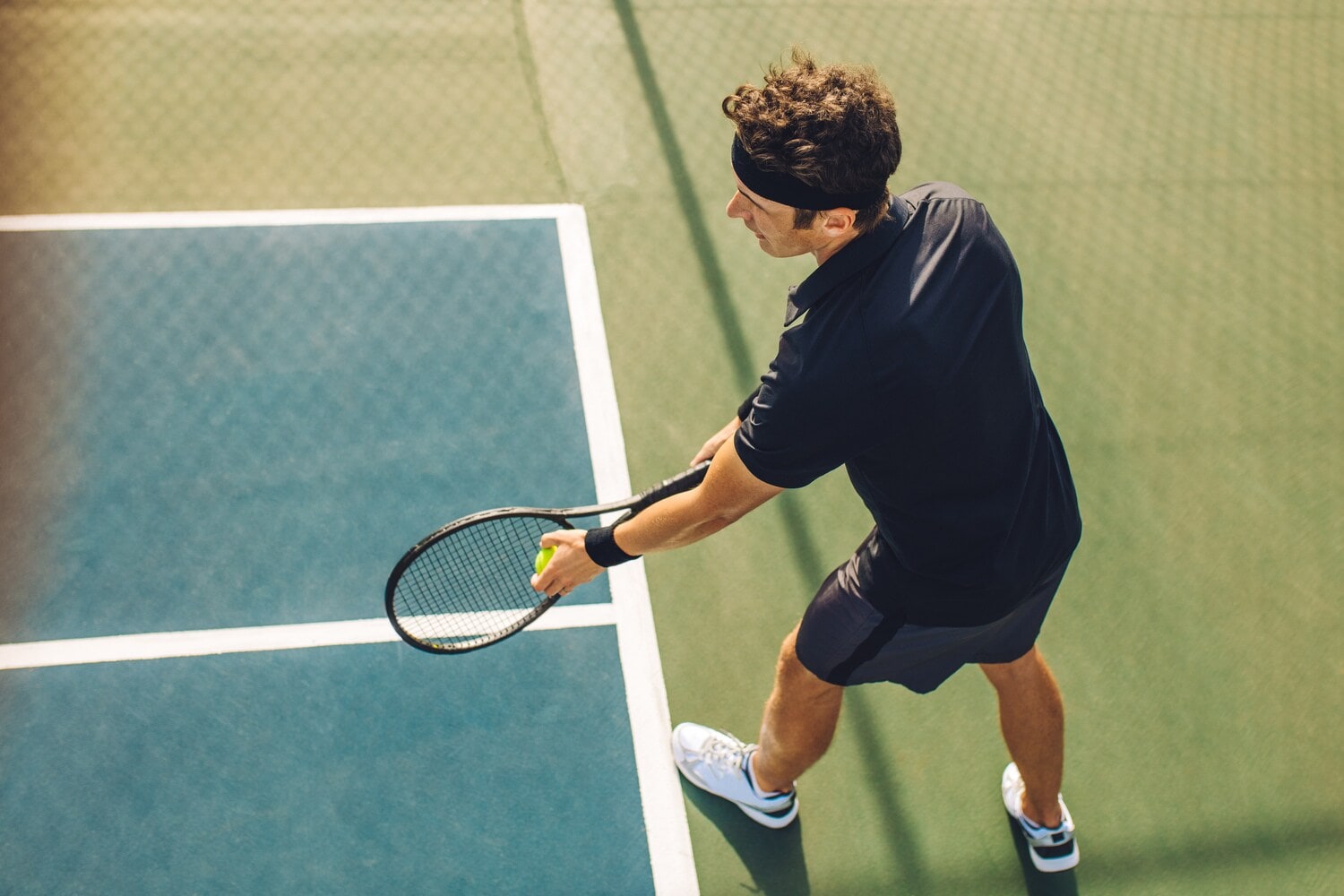 Ein Tennisspieler beim Aufschlag Ein Tennisspieler beim Aufschlag