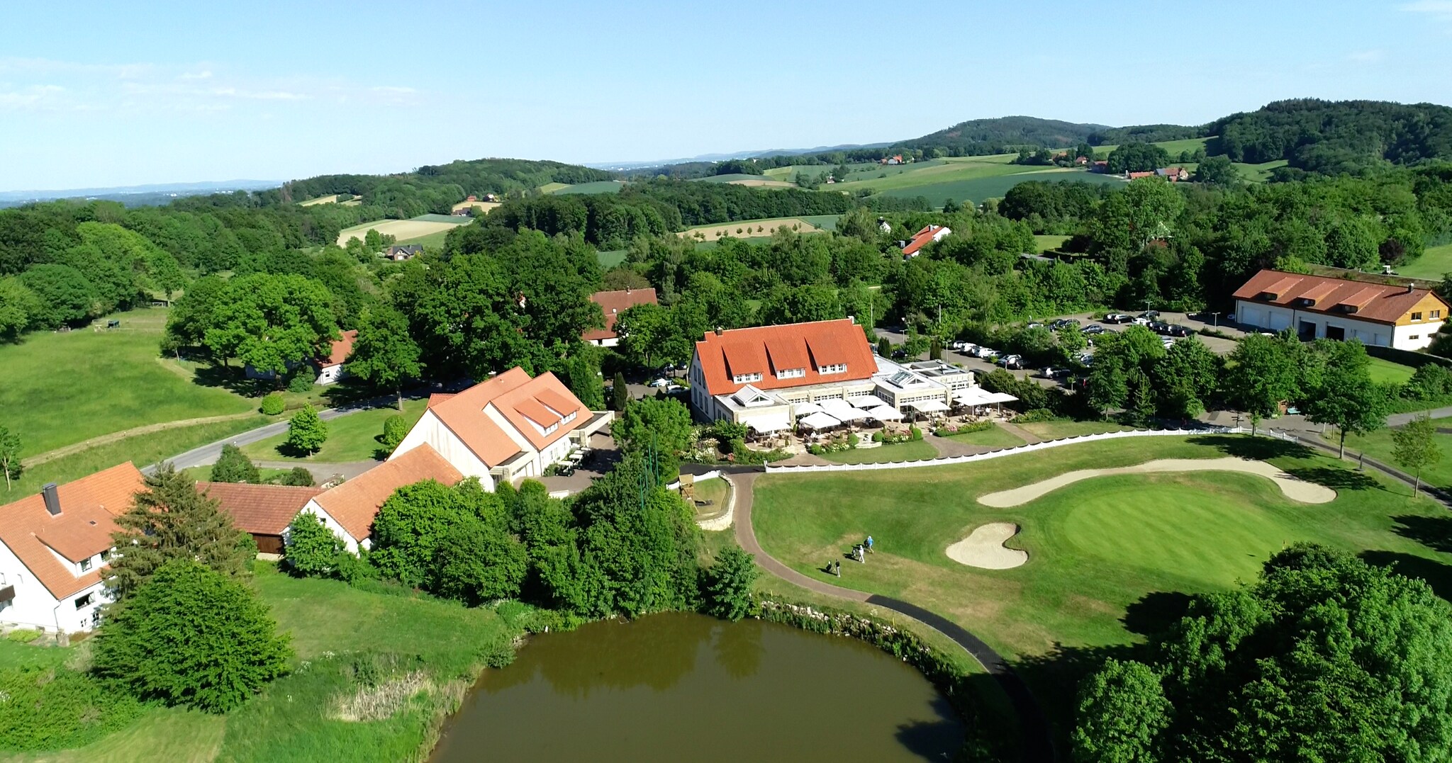 Luftaufnahme einer Hotelanlage im Grünen Luftaufnahme einer Hotelanlage im Grünen