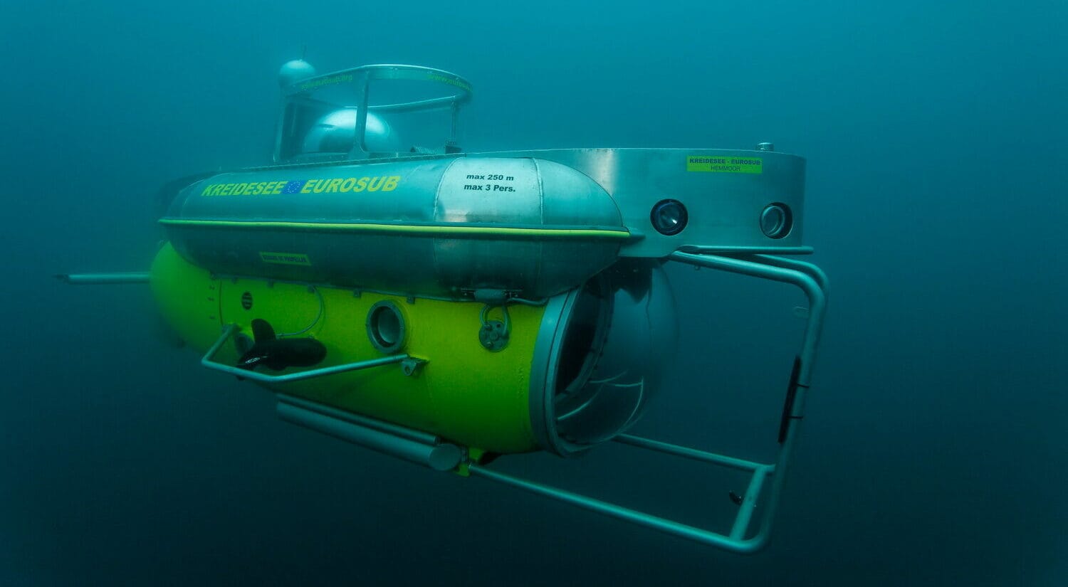 U-Boot unter Wasser im Kreidesee. U-Boot unter Wasser im Kreidesee.