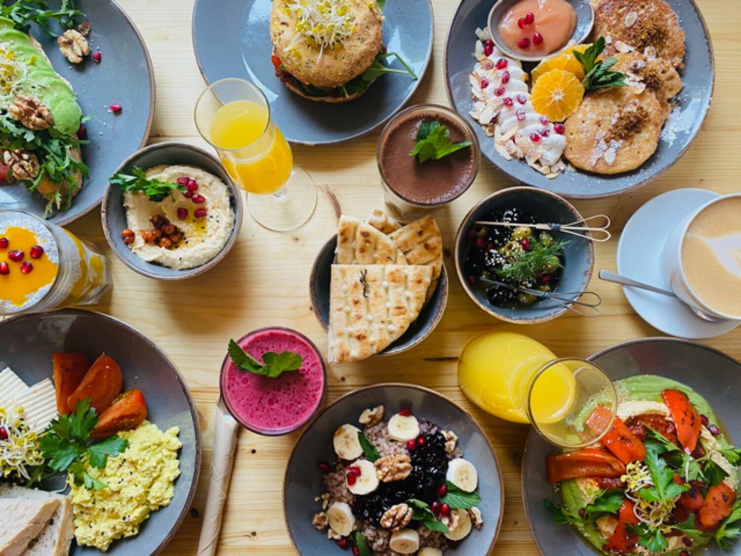 Auf mehreren Tellern sind frische Speisen angerichtet. Auf mehreren Tellern sind frische Speisen angerichtet.