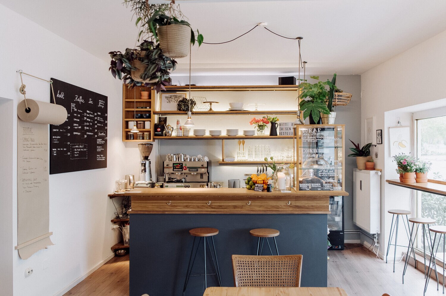 Tresen im Café Happenpappen in Hamburg.