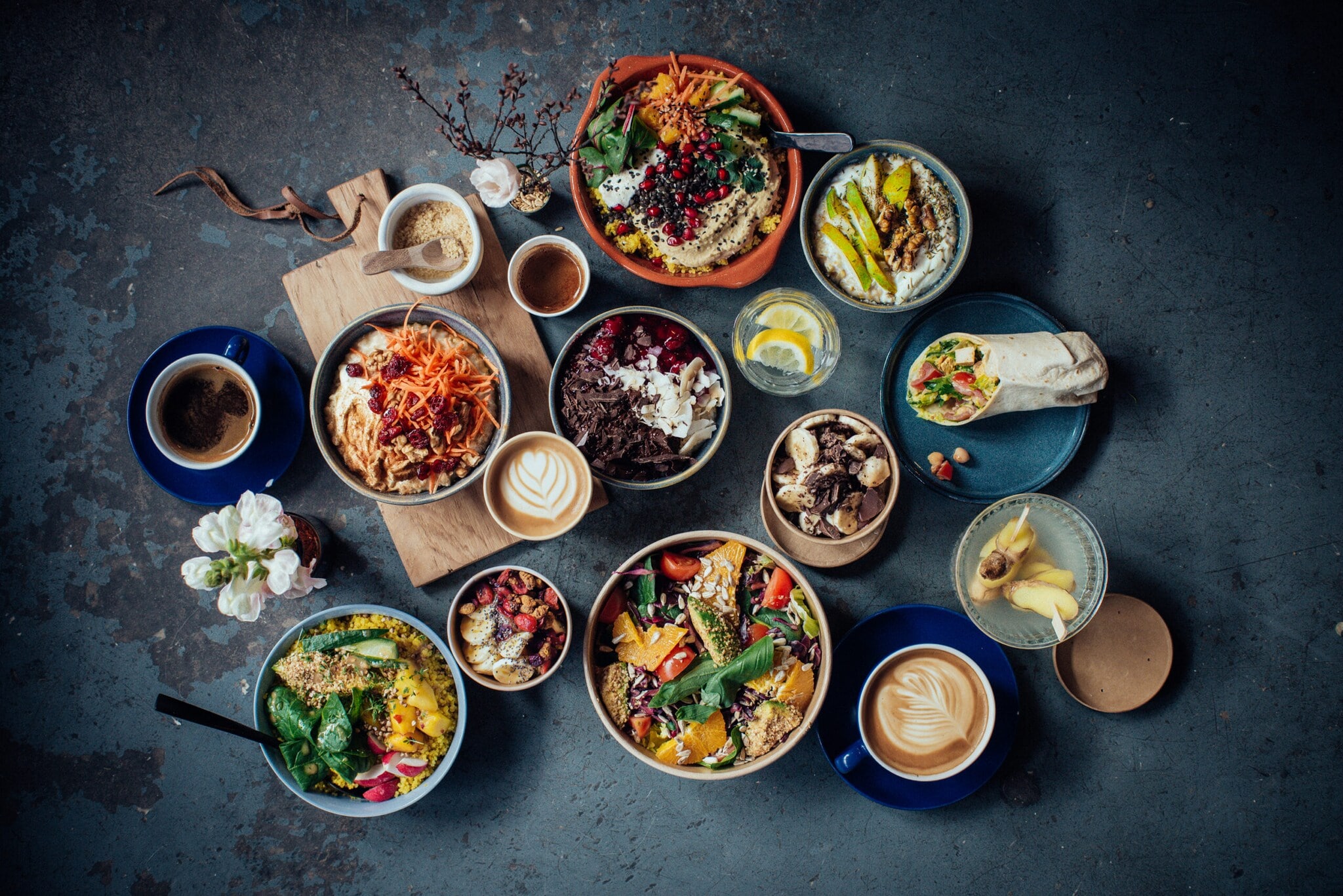 Mehrere Schüsseln und Teller mit Essen aus der Vogelperspektive. Mehrere Schüsseln und Teller mit Essen aus der Vogelperspektive.