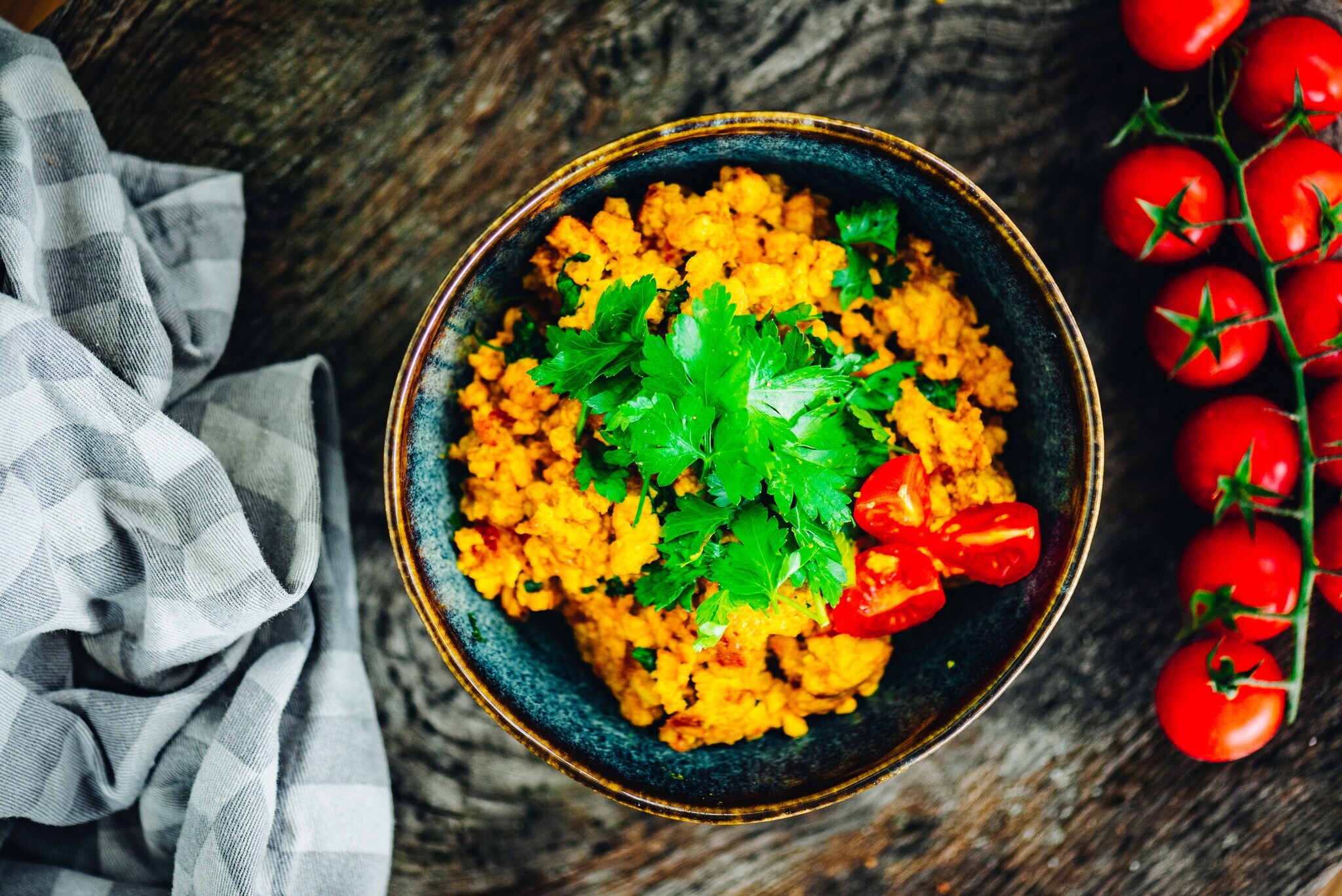 Veganes Tofu-Scramble mit frischen Tomaten und Petersilie.
