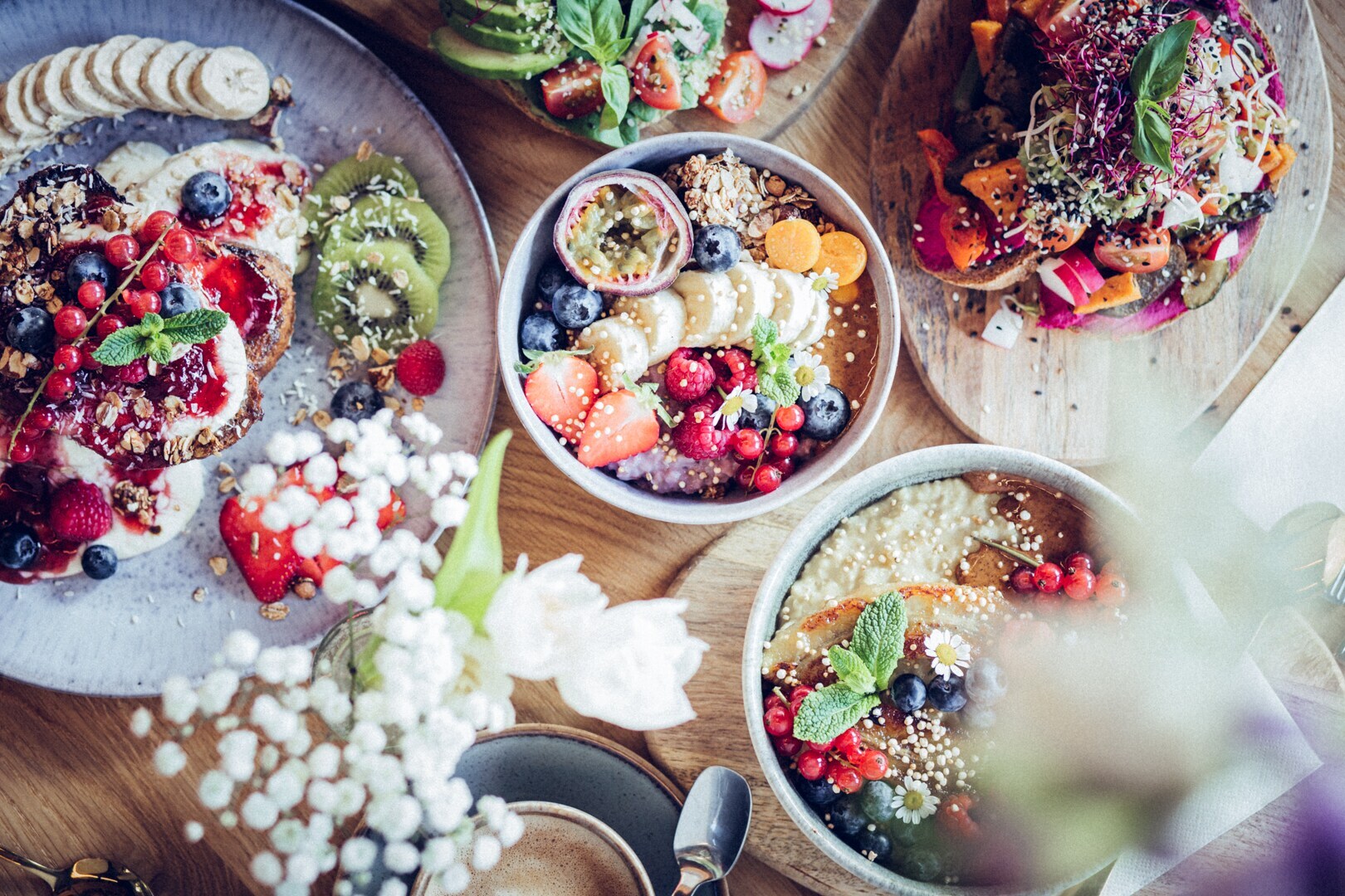 Mehrere Schalen und Teller mit angerichteten Speisen.