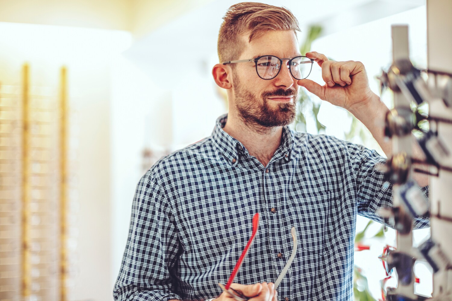 Mann probiert Brillen