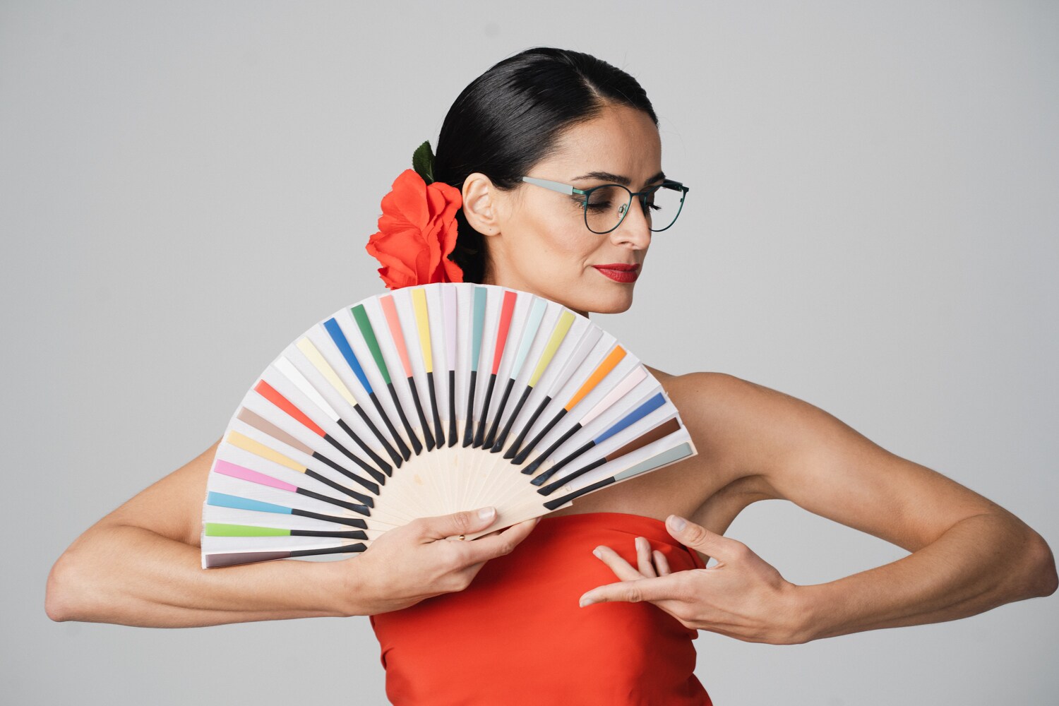 Eine Frau im Flamenco-Look mit einem Fächer aus Brillenbügeln
