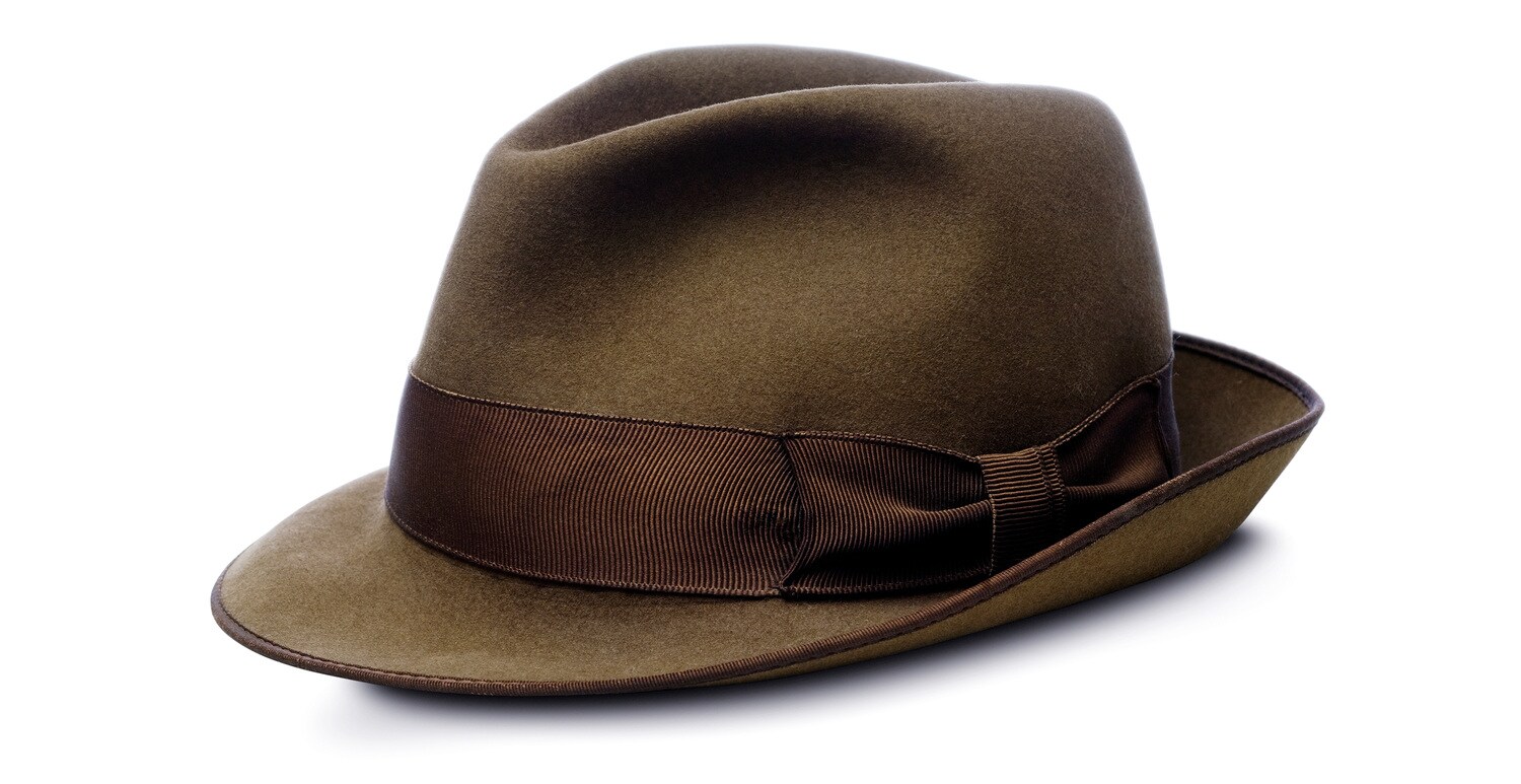 Ein brauner Homburg Hut aus Filz vor weißem Hintergrund Ein brauner Homburg Hut aus Filz vor weißem Hintergrund