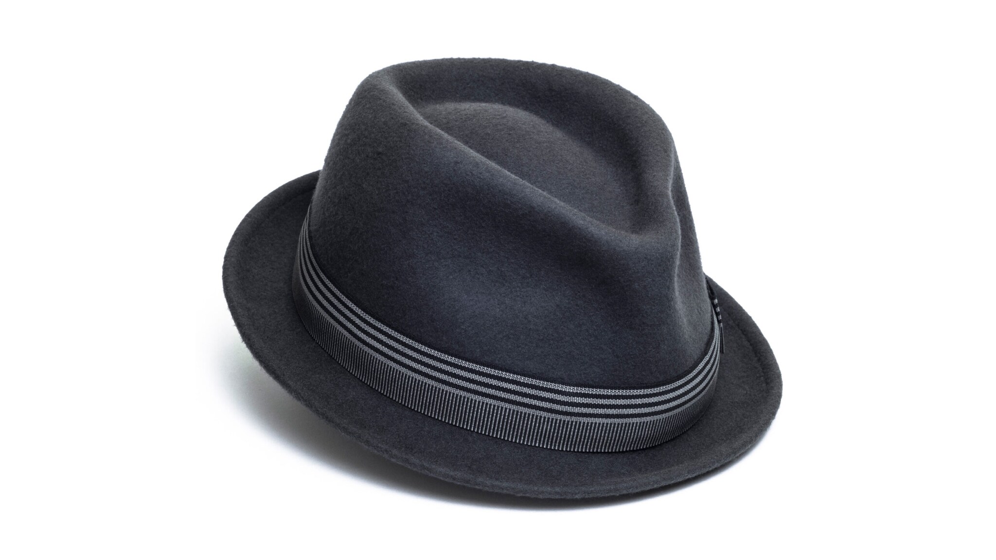 Ein grauer Trilby Hut aus Filz mit gestreiftem Band vor weißem Hintergrund Ein grauer Trilby Hut aus Filz mit gestreiftem Band vor weißem Hintergrund