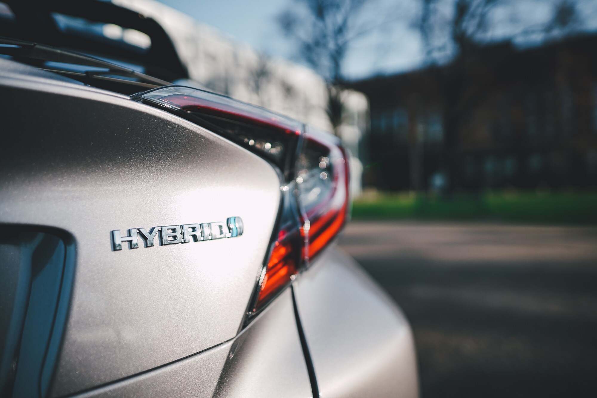 Hybrid-Logo an einem silbernen Auto