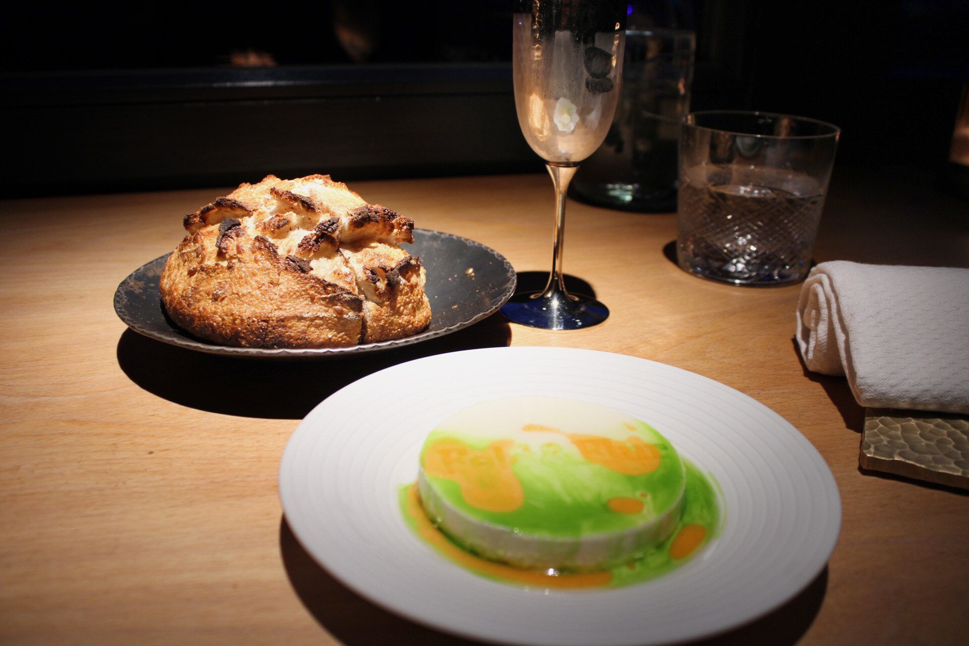 Zwei Teller mit Brot und einer Beilage