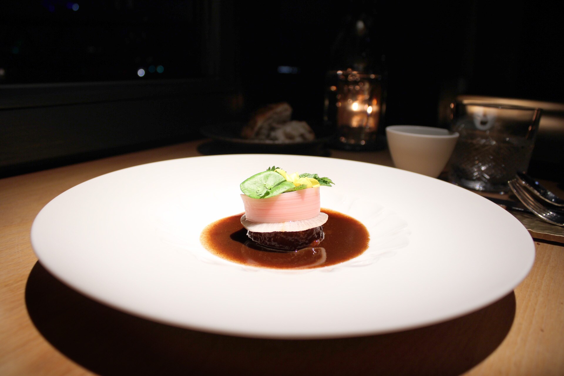 Auf einem weißen Teller angerichtetes Fine-Dining-Gericht