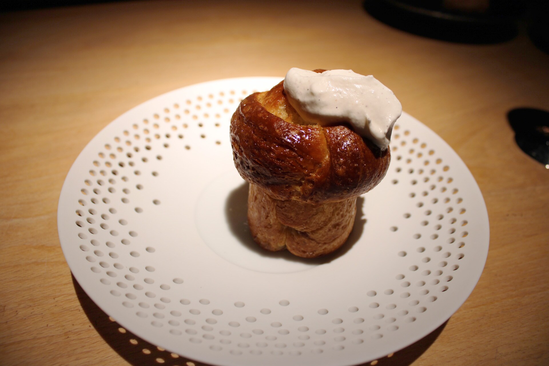 Eine pilzförmige Brioche mit Sahnehäubchen Eine pilzförmige Brioche mit Sahnehäubchen