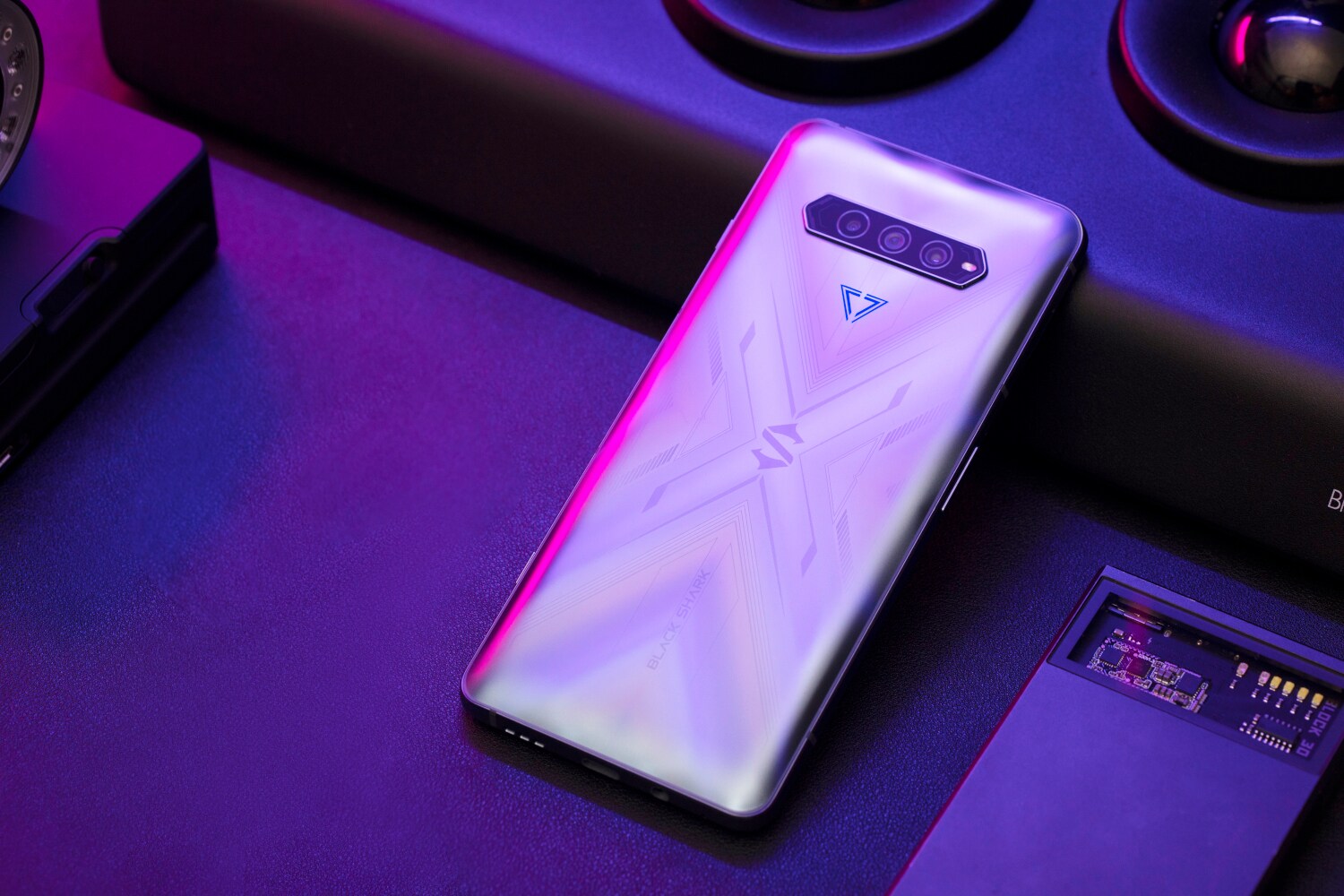 Rückseite eines silbernen Handys, Blick ins innere