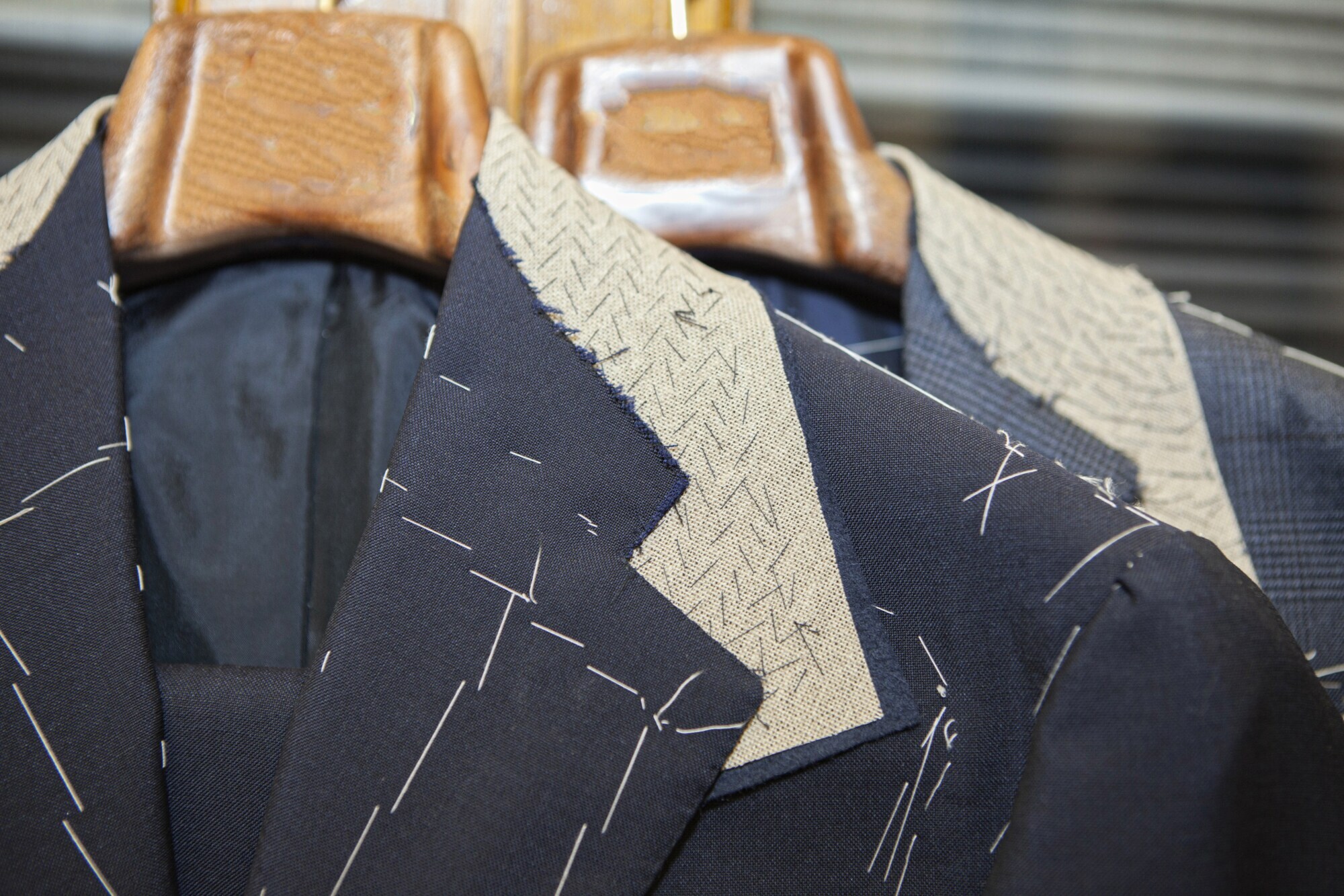 Detailaufnahme von zwei unfertigen Maßanzügen