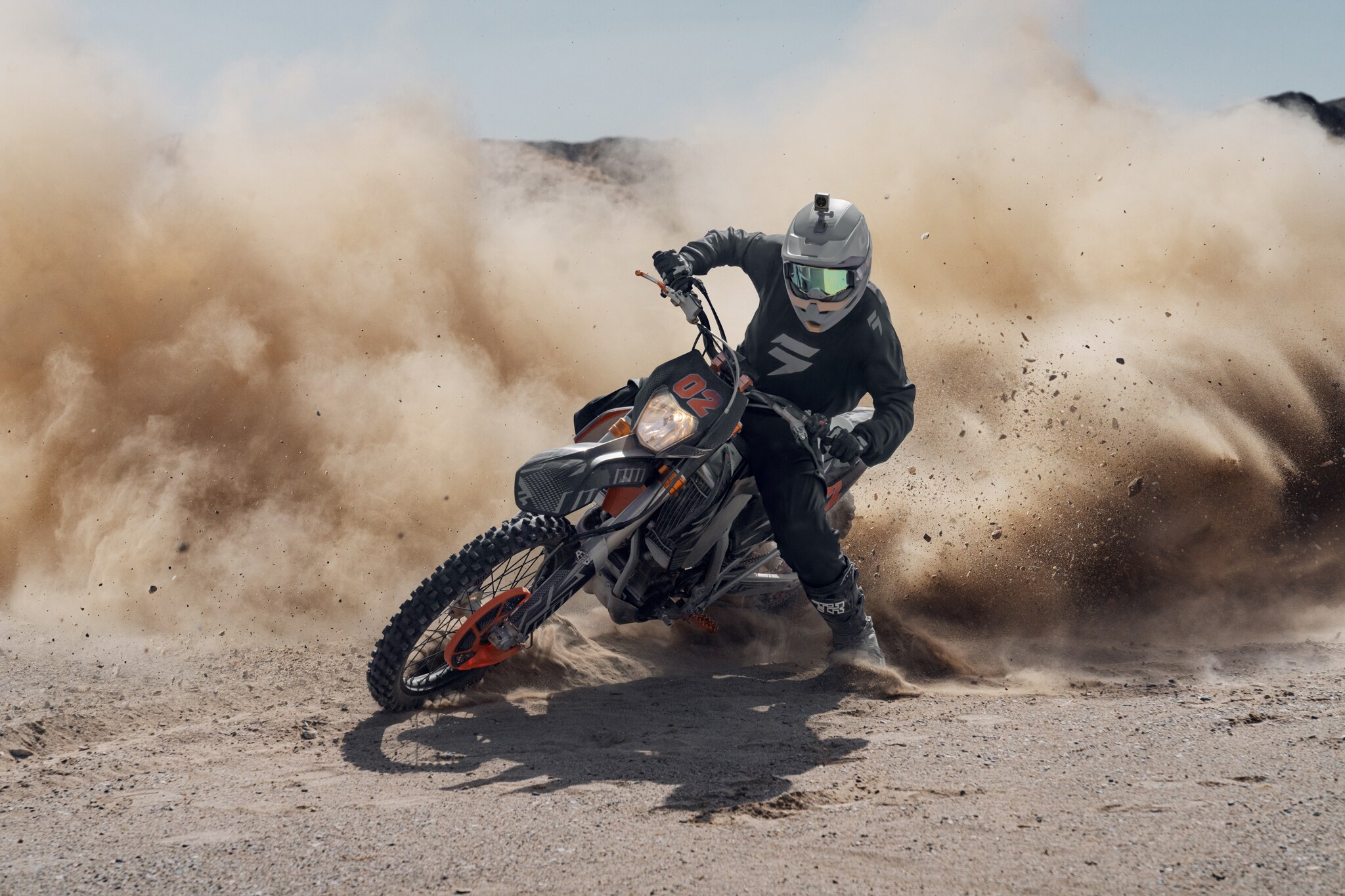Ein Mann auf einem Crossmotorrad trägt einen Helm mit Actioncamera.