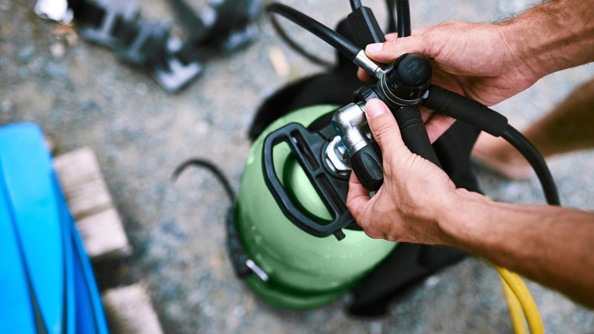 Eine Sauerstoffflasche für Taucher wird kontrolliert.