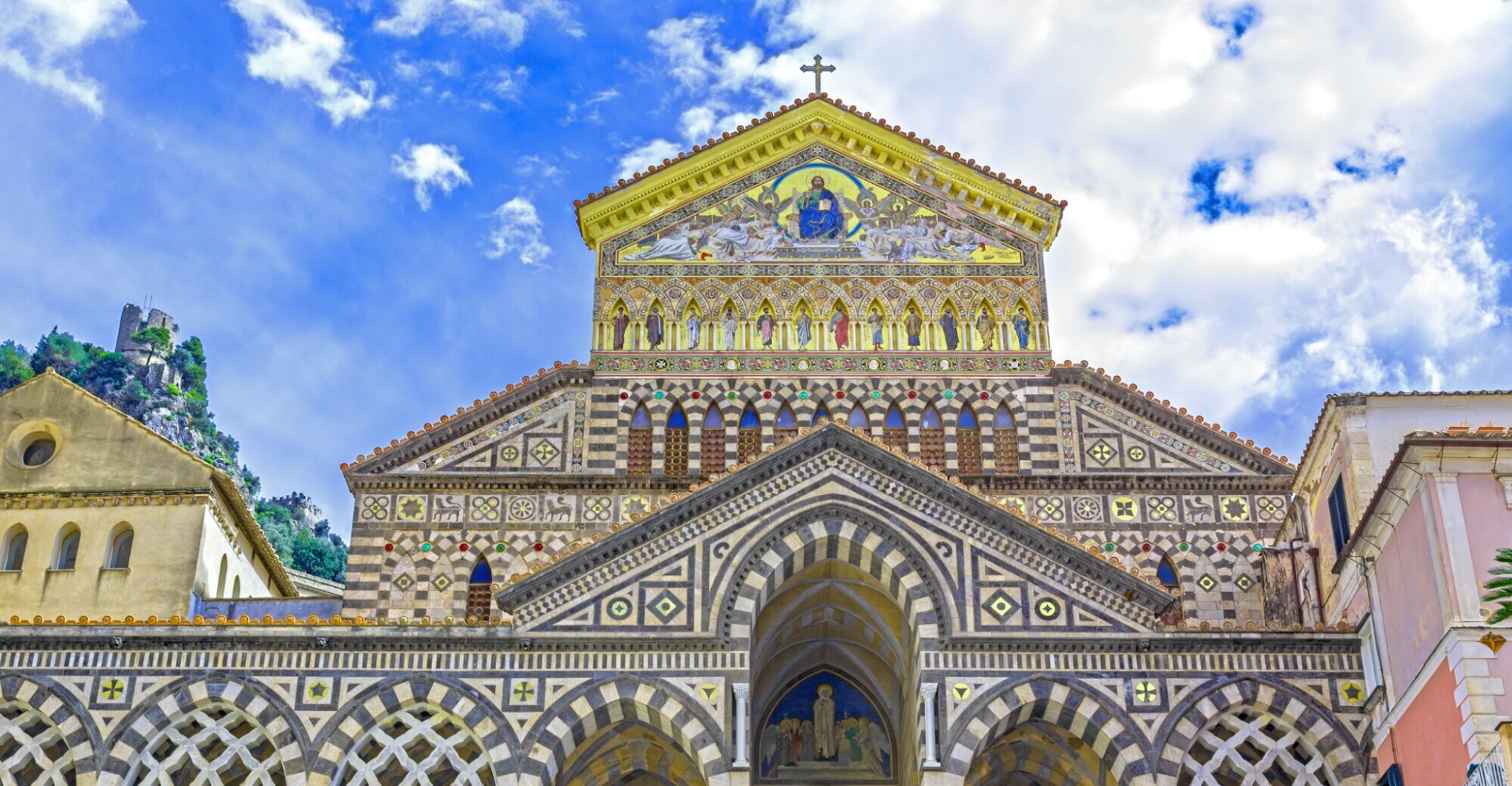 Beeindruckendes und sehr detailreich verziertes Gebäude. Beeindruckendes und sehr detailreich verziertes Gebäude.