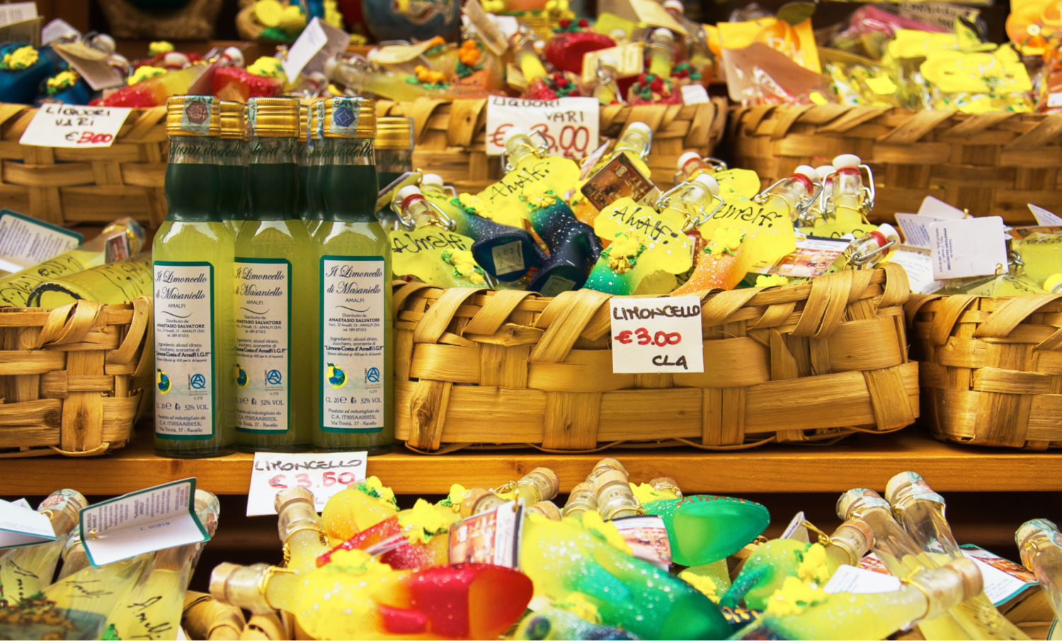 Köstliche Spezialitäten von der Amalfiküste in einem Laden platziert. Köstliche Spezialitäten von der Amalfiküste in einem Laden platziert.