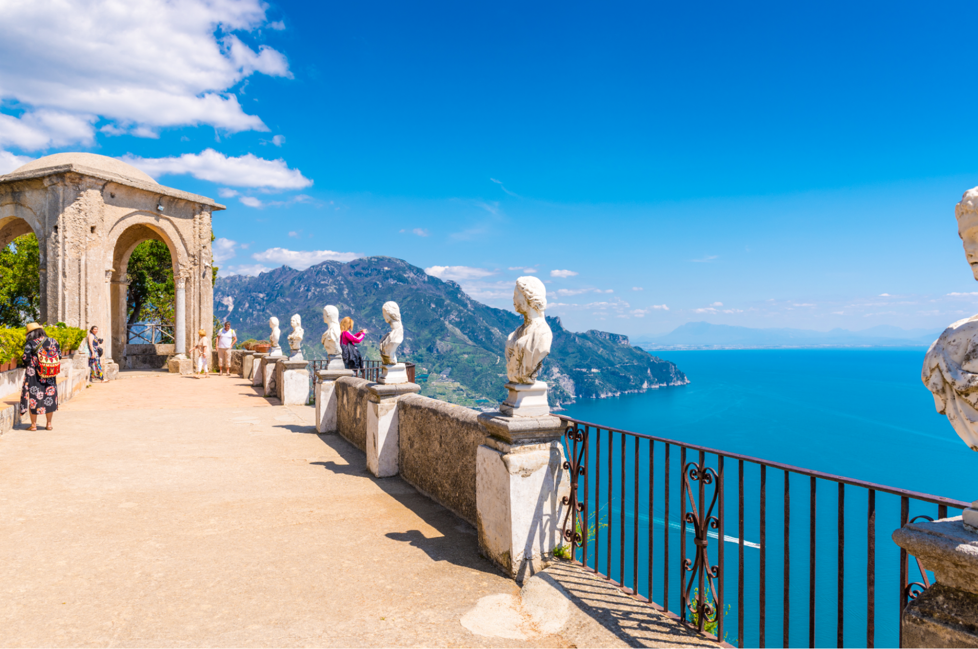 Ein erhöhter Blick von einer Terrasse über die Amalfiküste. Ein erhöhter Blick von einer Terrasse über die Amalfiküste.
