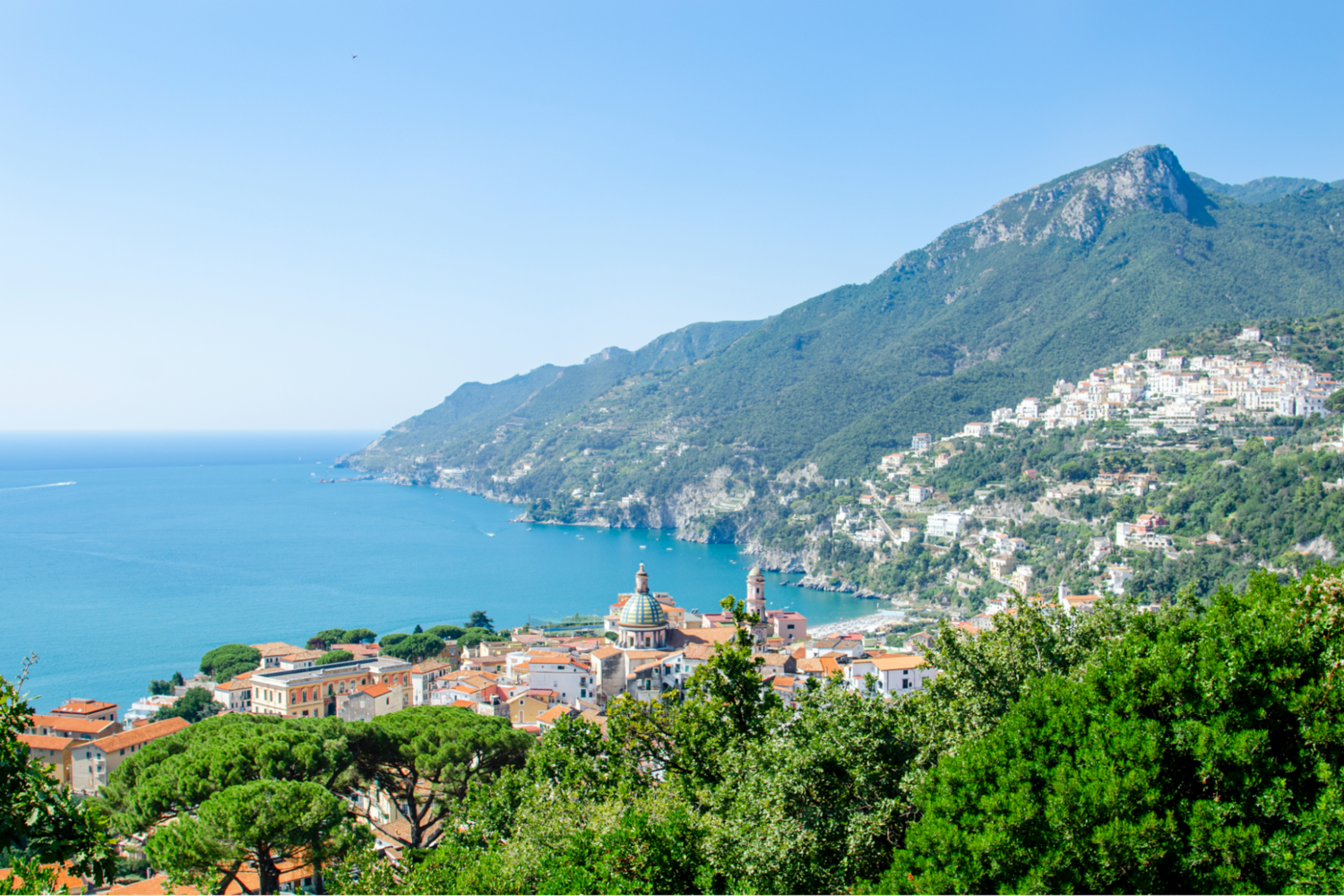 Blick über die italienische Stadt an der Amalfiküste, das Meer und Berge. Blick über die italienische Stadt an der Amalfiküste, das Meer und Berge.
